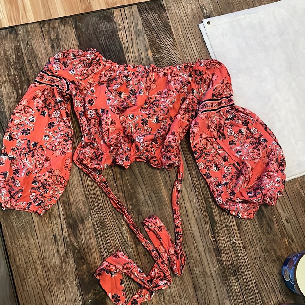 CHELSEA & VIOLET CROP LONG SLEEVE TOP